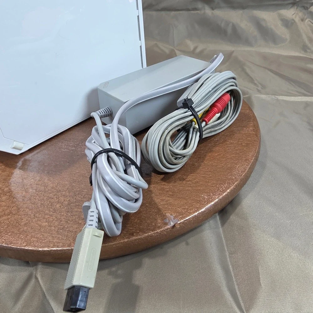 Nintendo Wii Console White RVL-001 for Repair or Parts with Power & AV Cables